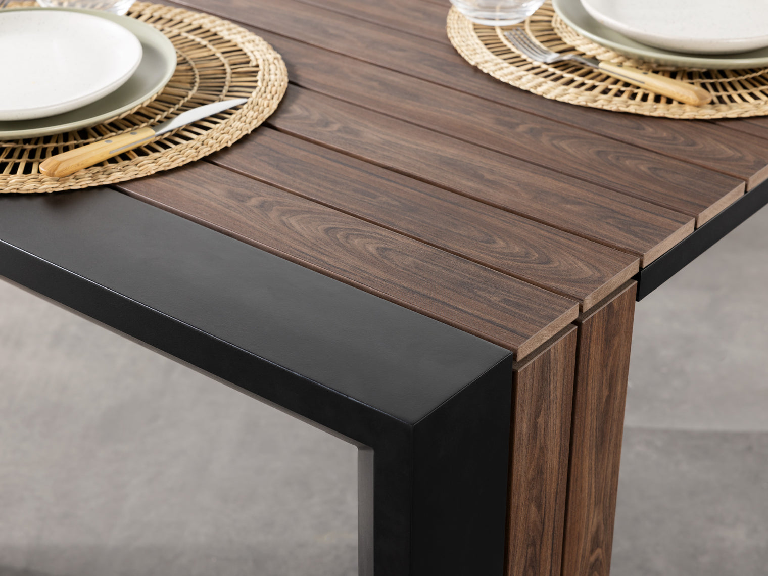The Transformer Outdoor Dining Set – The Host